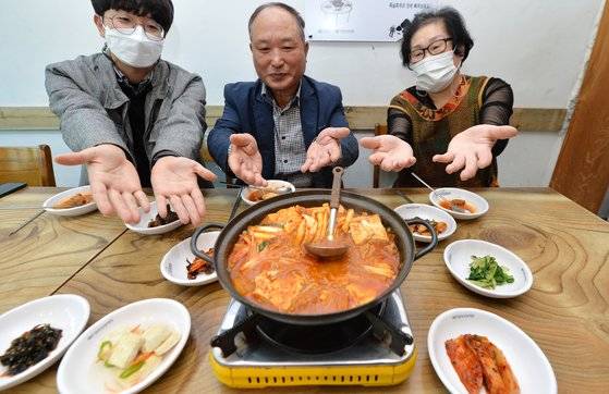 황복규 문경시 가은읍 왕릉3리이장(가운데)이 정임순 수정식당 사장(오른쪽), 권홍기 문경시 관광진흥과 주무관(왼쪽)과 함께 경북 문경시의 '족살찌개'를 소개하고 있다. 과거 문경에 광업이 성행했을 때 광부들이 즐겨 먹었던 음식이다. 프리랜서 김성태
