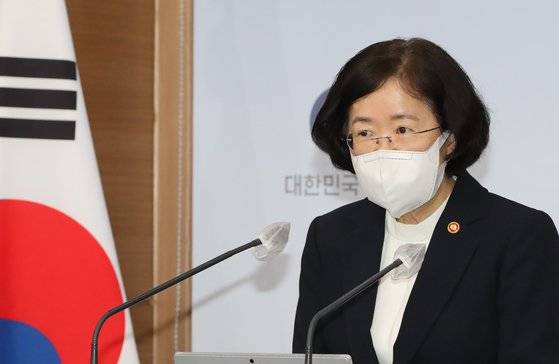 조성욱 공정거래위원장이 지난 2월 3일 정부서울청사에서 애플코리아의 동의의결안을 최종 확정했다고 발표하고 있다. 연합뉴스