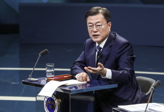 문재인 대통령이 21일 오후 서울 여의도 KBS에서 열린 ‘국민과의 대화-일상으로’에서 마무리 발언을 하고 있다. 김성룡 기자