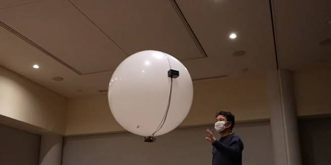 일본 통신사 NTT도코모가 개발한 풍선형 드론(무인기). 헬륨을 풍선에 채워 공중에 머물고, 초음파를 쏴 방향 전환을 한다. 기존 드론과 달리 프로펠러가 없어 사람을 다치게 할 염려가 없다.   NTT도코모 제공