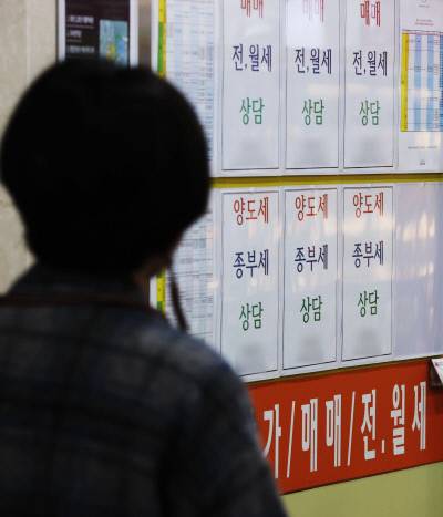 ‘종부세 고지서 폭탄’ 폭풍전야 올해분 종합부동산세(종부세) 고지서 발송을 하루 앞둔 21일 서울 송파구의 한 부동산중개업소에 양도세·종부세 상담 안내문이 붙어 있다. 연합뉴스