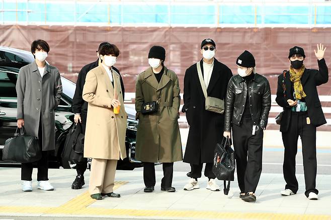 Boy band BTS departs from Incheon Airport to Los Angeles on Wednesday, to perform at the 2021 American Music Awards on Sunday. (Yonhap)