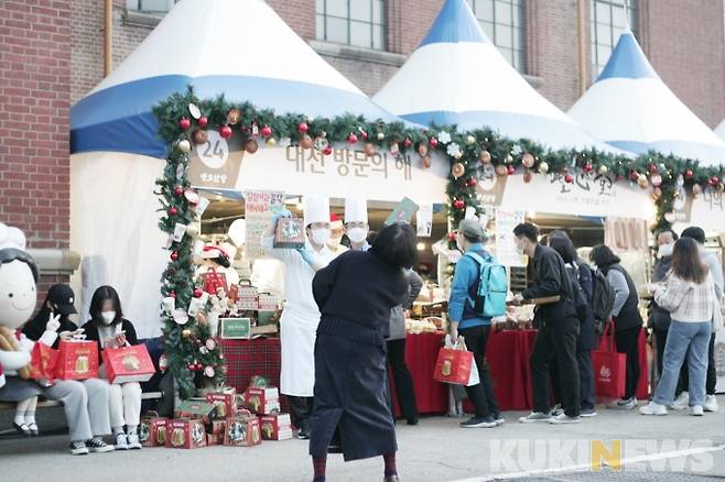 '성심당'에서 준비한 이벤트를 즐기고 있는 축제 참여자. 사진=명정삼 기자.