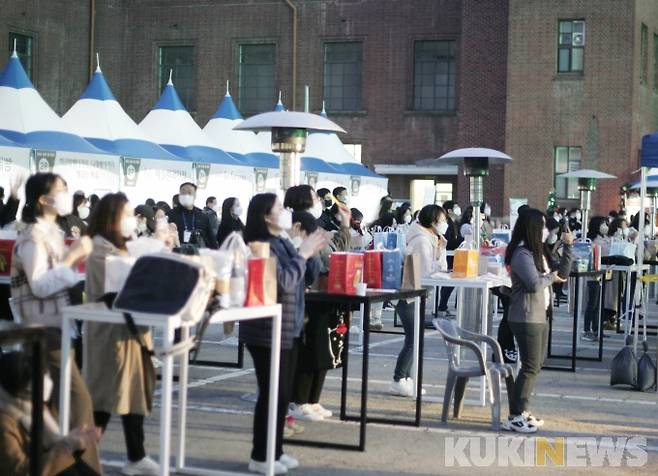 ‘빵 모았당’ 축제에서 관광객이 다양한 빵을 구매하고 공연을 즐기고 있다. 사진=명정삼 기자.