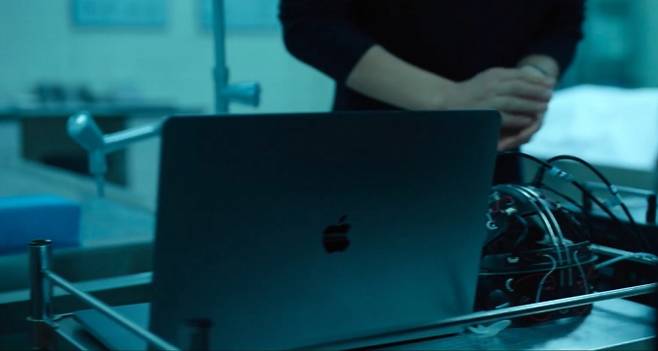 닥터브레인에 등장하는 맥북. /사진=닥터브레인 공식 예고편 캡쳐