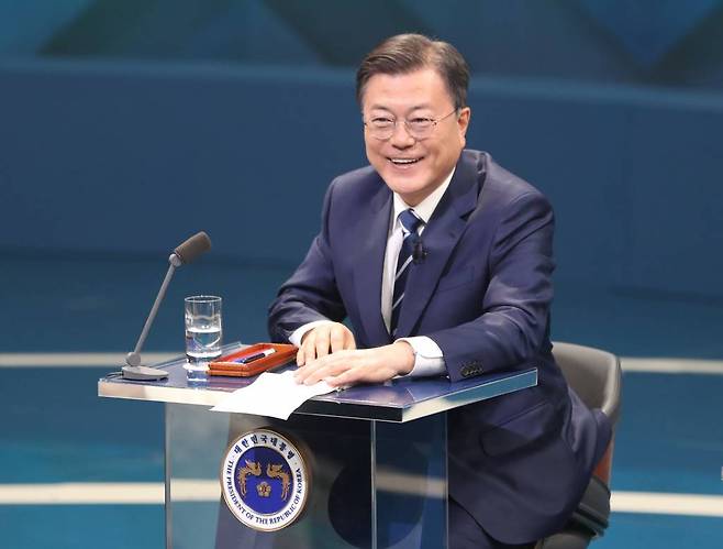 문재인 대통령이 21일 오후 서울 여의도 KBS에서 열린 2021 국민과의 대화 '일상으로'에서 미소짓고 있다. /사진=뉴시스