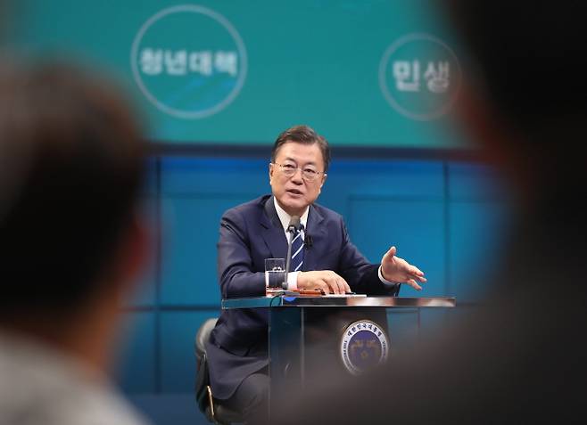 문 대통령이 21일 저녁 KBS 1TV에서 생방송된 '2021 국민과의 대화'에서 질문에 답하고 있다. /사진=뉴시스