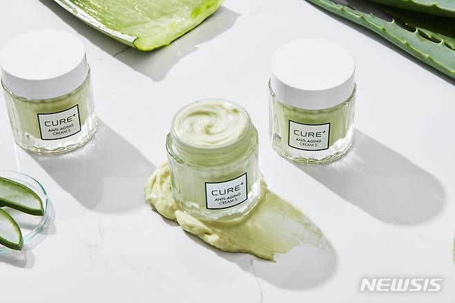 [서울=뉴시스]김정문알로에 '큐어크림S'.(사진출처: 김정문알로에 제공) 2021.11.19.
