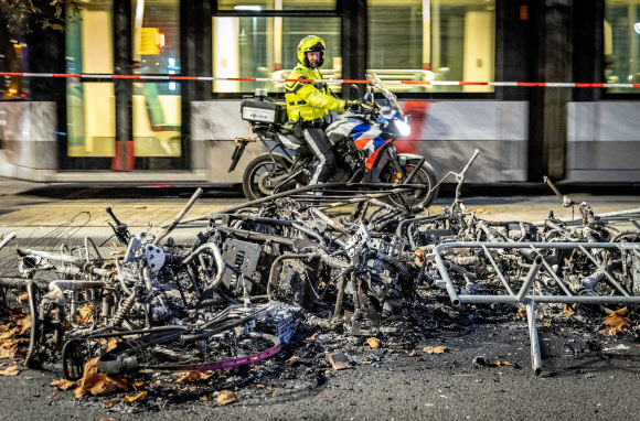20일(현지시간) 수백명의 시위대들이 네덜란드 로테르담에서 2차를 불태우고, 경찰에 돌을 던지는 등 격하게 시위를 벌였다. 로테르담=EPA연합