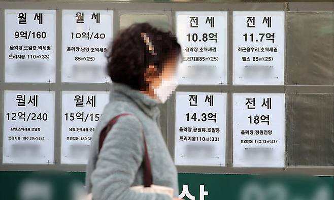 지난 15일 오후 서울 송파구 부동산중개업소에 전세 매물 안내문이 붙어있다. 뉴스1