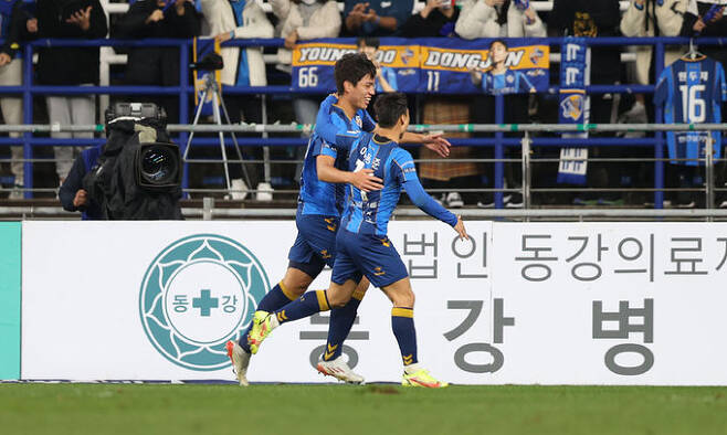 울산 현대 스트라이커 오세훈(왼쪽)이 21일 울산 문수월드컵경기장에서 열린 제주와의 2021 K리그1 파이널라운드 경기에서 득점에 성공한 뒤 환호하고 있다. 한국프로축구연맹 제공
