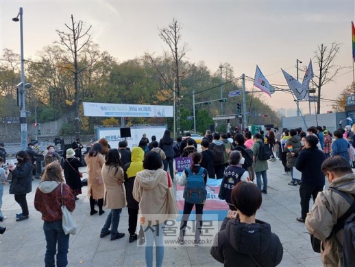 지난 20일 트랜스젠더 추모의 날을 맞아 서울 용산구 평화의소녀상 앞에서 열린 추모 집회에서 참가자들이 생을 마감한 트랜스젠더들의 넋을 기리기 위해 30초간 묵념의 시간을 갖고 있다.