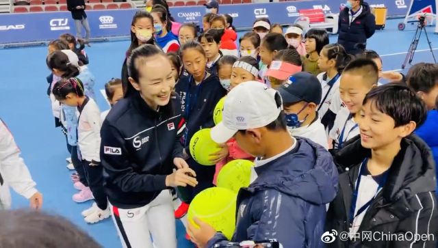 잠적설이 돌던 중국 테니스 선수 펑솨이(왼쪽)가 19일 휠라 다이아몬드컵 주니어 테니스 대회에서 유소년 선수들에게 싸인을 해주고 있다. /사진=웨이보 캡쳐