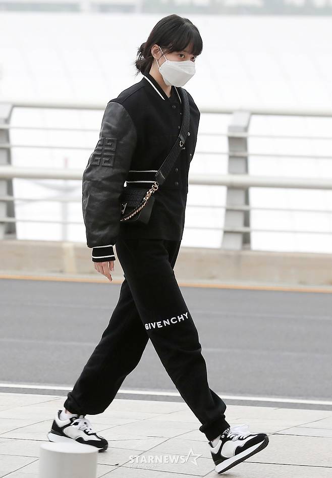 에스파 윈터 '블랙으로 맞춘 공항패션'[★포토]