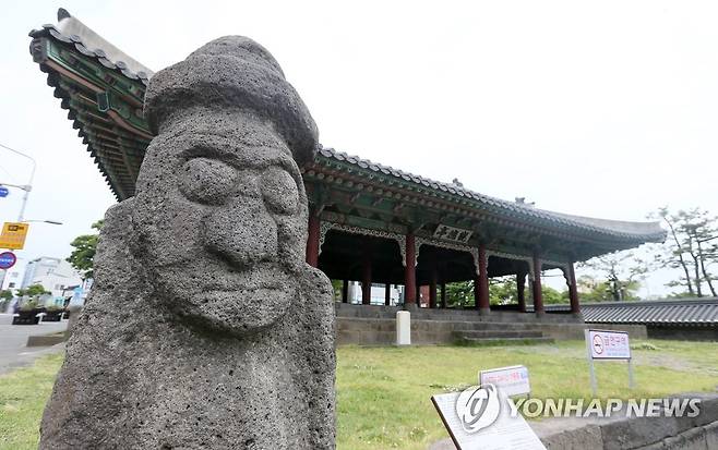 관덕정 앞 돌하르방 (제주=연합뉴스) 변지철 기자 = 제주의 대표 상징물 관덕정 앞 돌하르방. 사진은 23일 촬영한 관덕정 앞 남쪽에 있는 돌하르방의 모습. [연합뉴스 자료사진]