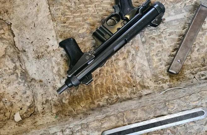 총격사건 후 사살된 팔레스타인 남성이 소지했던 기관단총. [이스라엘 경찰 제공. 재판매 및 DB 금지]