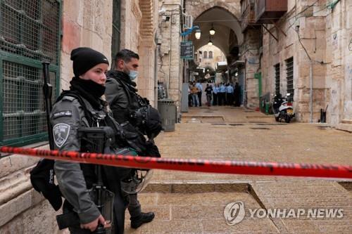 (예루살렘 AFP=연합뉴스) 21일(현지시간) 총격 사건 발생후 현장을 봉쇄한 이스라엘 경찰관들. 2021.11.21. photo@yna.co.kr