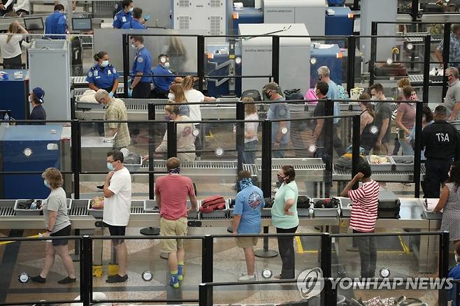 2021년 8월 24일 미국 덴버 국제공항에서 여행객들이 보안검색대를 통과하기 위해 줄지어 있다. [AP=연합뉴스자료사진, 재판매 및 DB 금지]