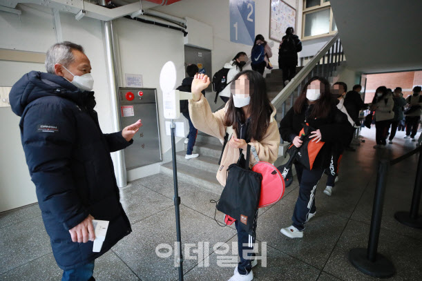 [이데일리 노진환 기자] 전국 초·중·고교 전면등교가 실시된 22일 오전 서울 강서구 염창중학교에서 학생들이 등교를 하며 체온을 측정하고 있다.
