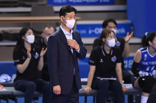 서남원 전 IBK기업은행 감독은 팀 내 불화, 성적 부진 등 최근 사태의 책임을 물어 경질됐다.  [한국배구연맹(KOVO) 제공]