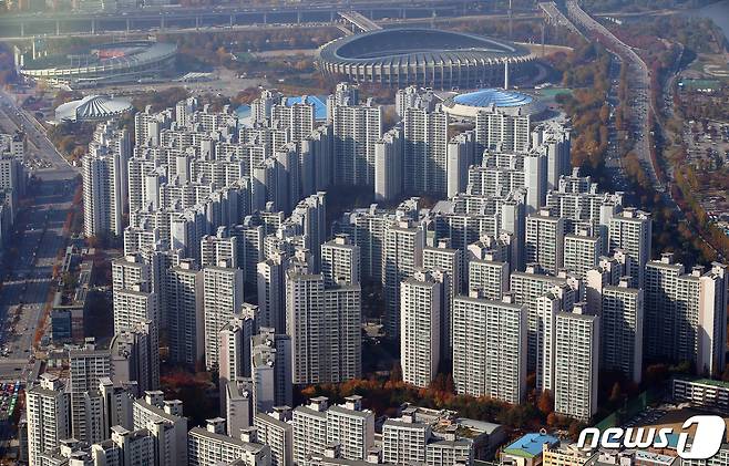 서울 송파구 롯데월드타워 전망대 서울 스카이에서 바라본 아파트 단지의 모습. 2021.11.15/뉴스1 © News1 김진환 기자