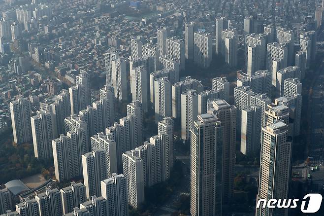 서울 송파구 롯데월드 서울스카이 전망대에서 바라본 아파트단지. © News1 박세연 기자