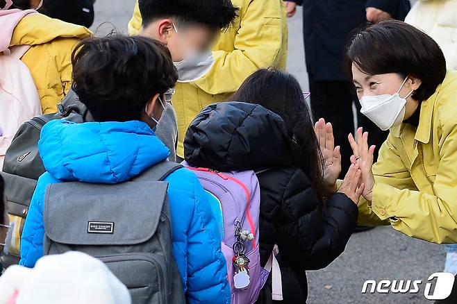 수도권을 포함한 전국 학교가 전면등교를 시작한 22일 유은혜 교육부장관이 서울 용산구 금양초등학교에서 학생들을 맞이하고 있다. /뉴스1 © News1 사진공동취재단