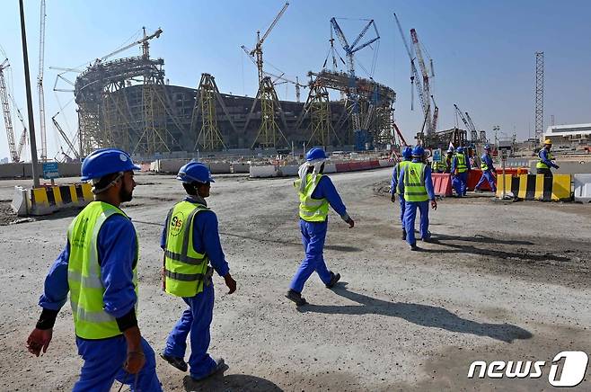 카타르 수도 도하에서 오는 2022 카타르월드컵 개최를 앞두고 경기장 건설 작업이 진행 중이다. 2019.12.20 © AFP=뉴스1