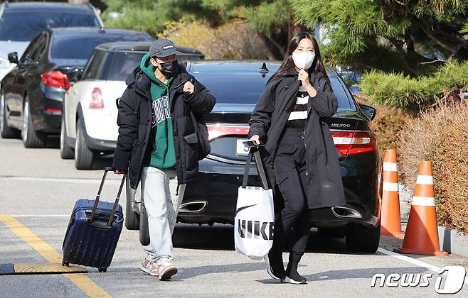 2년 만에 뉴질랜드와 국내 평가전을 갖는 한국 여자축구대표팀 서지연과 정영아가 22일 오후 경기도 파주 축구 국가대표 트레이닝센터(NFC)에 입소하고 있다. 여자축구대표팀은 오는 27일과 30일 고양종합운동장에서 뉴질랜드를 상대로 2차례 친선경기를 치른다. 2021.11.22/뉴스1 © News1 조태형 기자