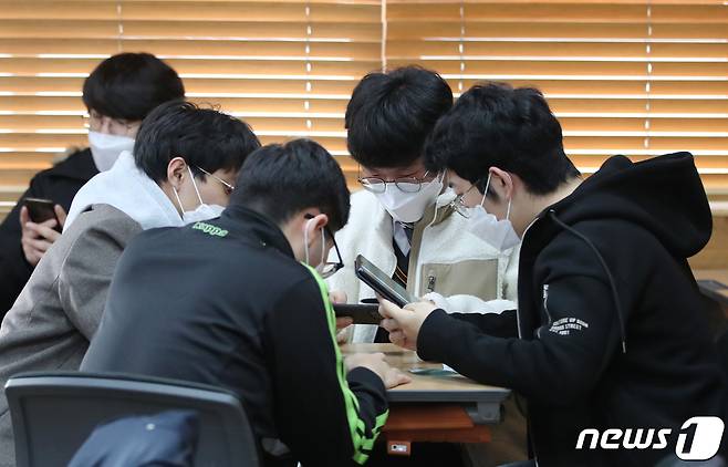 대전 한 고등학교 교실에서 대학수학능력시험을 치른 학생들이 가채점하고 있다. 2021.11.19/뉴스1 © News1 김기태 기자