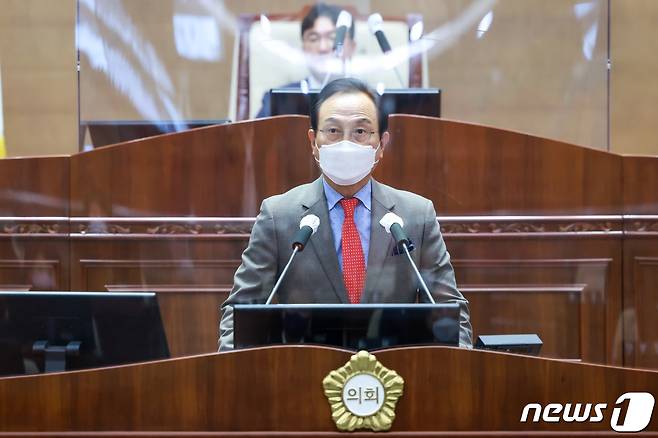 박상돈 천안시장이 22일 열린 천안시의회 정례회에서 예산안 편성 취지를 설명하고 있다.(천안시청 제공)© 뉴스1