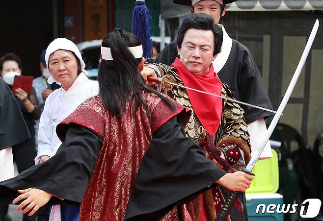 허경영 국가혁명당 명예대표가 18일 경기 고양시 덕양구 행주산성에서 열린 공식 대선출마 기자회견에 앞서 왜군을 물리치는 퍼포먼스를 하고 있다. 허 대표는 "국민들은 출산, 생활, 취업 절벽에서 고통을 호소하고 있다＂며 ＂대통령에 당선되면 취임 2개월안에 만 18세 이상 모든 국민에게 1인당 1억원과 매월 국민배당금 150만 원을 지급하겠다＂고 공약을 내걸었다. 2021.8.18/뉴스1 © News1 이동해 기자