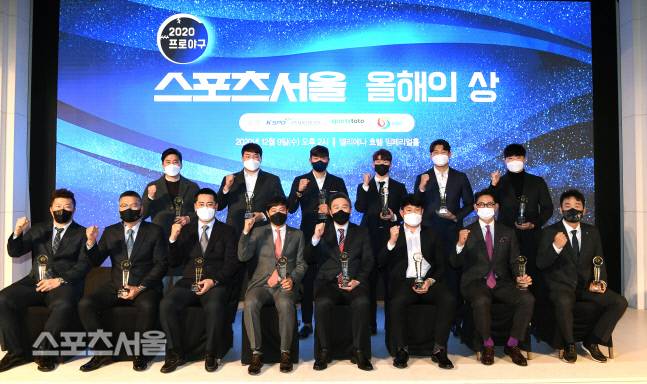 2020 프로야구 스포츠서울 올해의 상 수상자들이 기념촬영을 하고 있다. 2020. 12. 9. &nbsp;박진업기자 upandup@sportsseoul.com