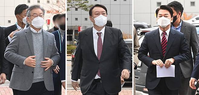 더불어민주당 이재명(왼쪽부터), 국민의힘 윤석열, 국민의당 안철수 대선 후보가 18일 오전 SBS D 포럼 '5천만의 소리, 지휘자를 찾습니다'에 참석하기 위해 서울 마포구 SBS 프리즘타워로 들어가고 있다. 연합뉴스