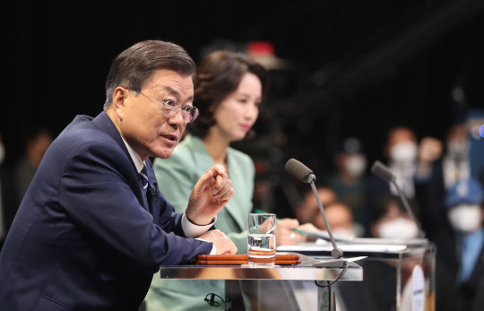 문재인 대통령이 21일 오후 서울 여의도  KBS 공개홀에서 열린  2021 국민과의 대화 '일상으로'에서 국민 패널들의 질문에 답하고 있다. <연합뉴스>