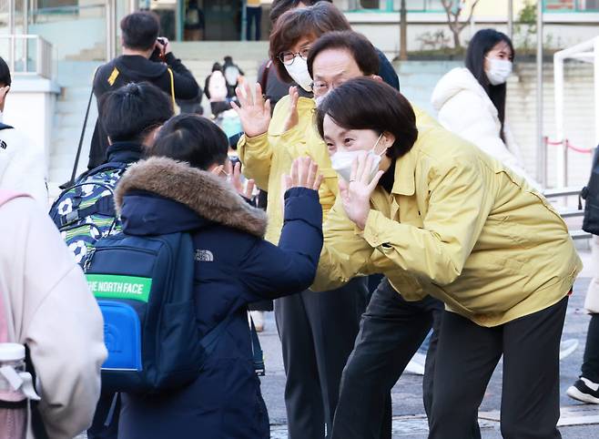유은혜 부총리(오른쪽)가 22일 서울 용산구 소재 금양초에서 등교하는 학생들을 맞이하고 있다. 사진=교육부제공