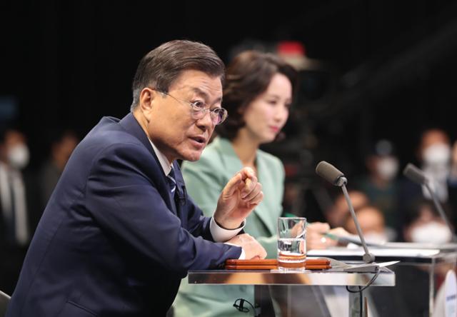 문재인 대통령이 21일 오후 서울 여의도 KBS에서 열린 '2021 국민과의 대화-일상으로'에 참석해 국민패널의 질문에 답하고 있다. 뉴시스