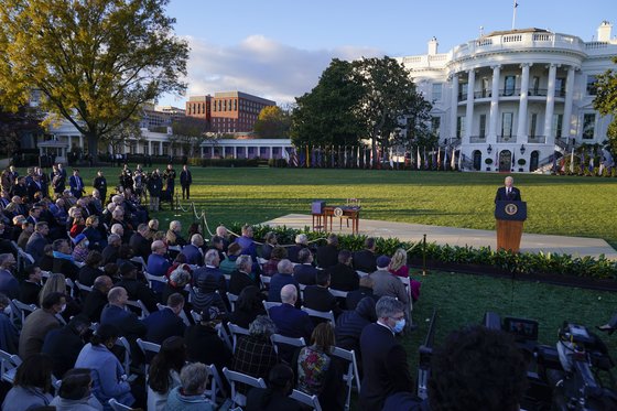 지난 15일(현지시간) 미국 백악관 사우스론에 초대된 800여 명의 상하원 의원, 장관, 노조 관계자들 앞에서 조 바이든 대통령이 연설을 하고 있다. [AP=연합뉴스]