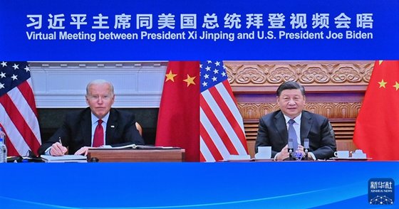 지난 16일 오전 조 바이든 미 대통령과 시진핑 중국 국가주석이 영상으로 첫 정상회담을 가졌다. [중국 신화망 캡처]
