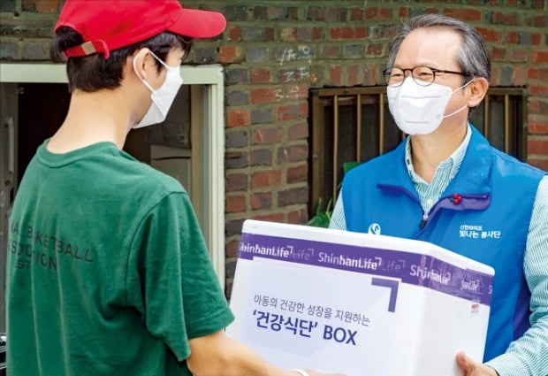 성대규 신한라이프 사장(오른쪽)이 지난 여름방학 기간 급식이 중단된 취약계층 아동들에게 도시락을 ‘새벽 배송’하고 있다. /신한라이프 제공