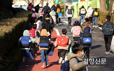 수도권에 유치원, 초·중·고등학교 전면등교가 시작된 22일 서울 서대문구 안산초등학교 학생들이 등교를 하고 있다. 박민규 선임기자
