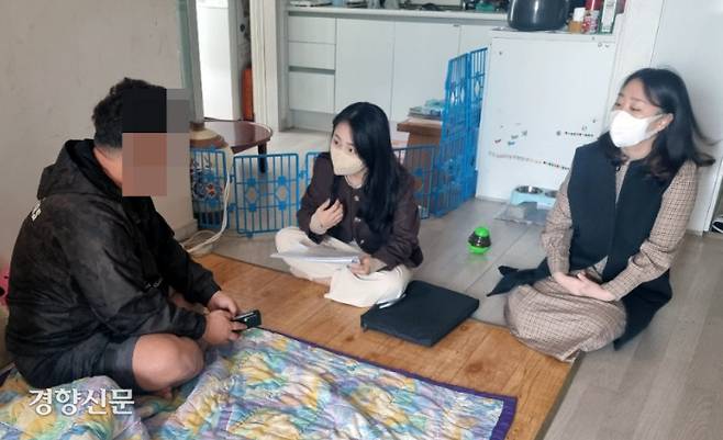 광주 광산구 공무원들이 구청의 복지정보 안내편지를 받고 도움을 요청한 주민의 집을 찾아가 상담을 진행하고 있다. 광산구 제공.