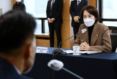 유은혜 부총리겸 교육부장관이 22일 청년 채무부담 경감 지원을 위한 업무협약식에 참석해 발언하고 있다. 교육부 제공