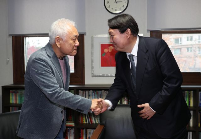 윤석열 국민의힘 대선 후보(오른쪽)가 21일 오후 서울 용산구 김한길 전 민주당 대표 사무실에서 김 전 대표와 회동에 앞서 악수하고 있다. 연합뉴스