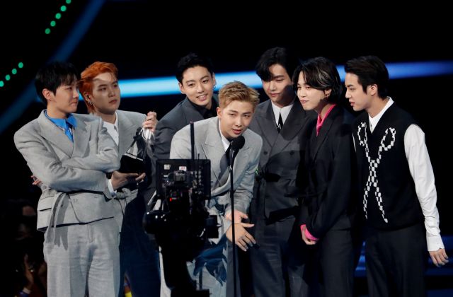 방탄소년단(BTS) 멤버 RM(가운데)이 22일(한국시간) 미국 캘리포니아주 로스앤젤레스 마이크로소프트 시어터에서 열린 아메리칸 뮤직 어워즈에서 수상 소감을 말하고 있다. 로이터연합뉴스