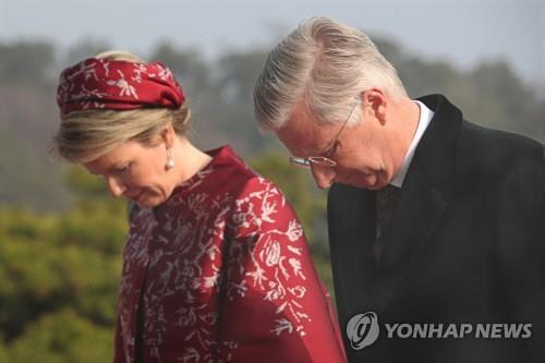 2019년 국빈 방한한 필리프 벨기에 국왕과 마틸드 왕비가 서울 동작구 국립서울현충원을 방문해 현충탑에 분향 후 묵념하고 있다. [사진 = 연합뉴스]