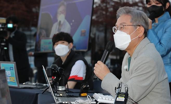 이재명 더불어민주당 대선 후보가 청년세대에게 사과한다고 밝혔다. 사진은 지난 19일 대전 엑스포 시민광장에서 모두발언을 하는 이 후보. /사진=뉴스1