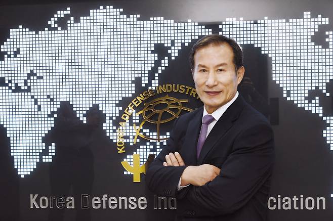 나상웅 한국방위산업진흥회 상근부회장은 ‘위드 코로나’ 시행을 계기로 내년부터 국내 방위산업의 수출 촉진을 위해 해와 마케팅에 본격적으로 나서겠다고 밝혔다.박해묵 기자