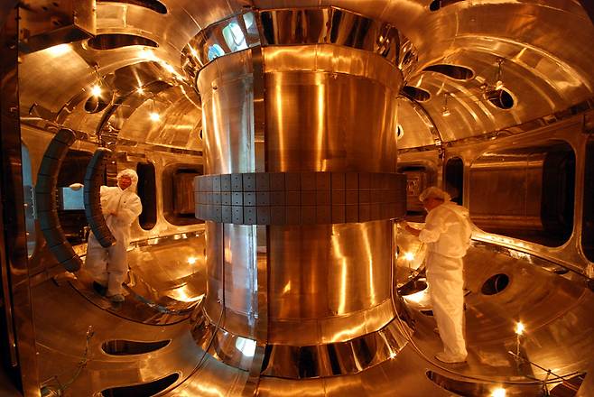 핵융합연 연구진이 KSTAR 내부 진공용기 타일을 교체하고 있다.[한국핵융합에너지연구원 제공]