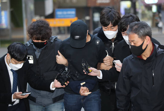 데이트폭력 피해로 경찰의 신변보호를 받던 여성을 살해하고 도주한 30대 남성이 범행 하루 만에 경찰에 붙잡혀 지난 20일 오후 서울 중부경찰서로 들어서고 있다. [연합]